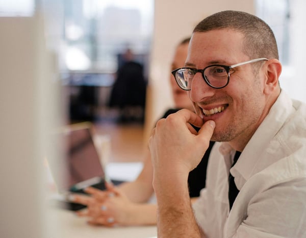 Ostolaskuautomaatio valmistavassa teollisuudessa – Haasteet ja ratkaisut vuonna 2024